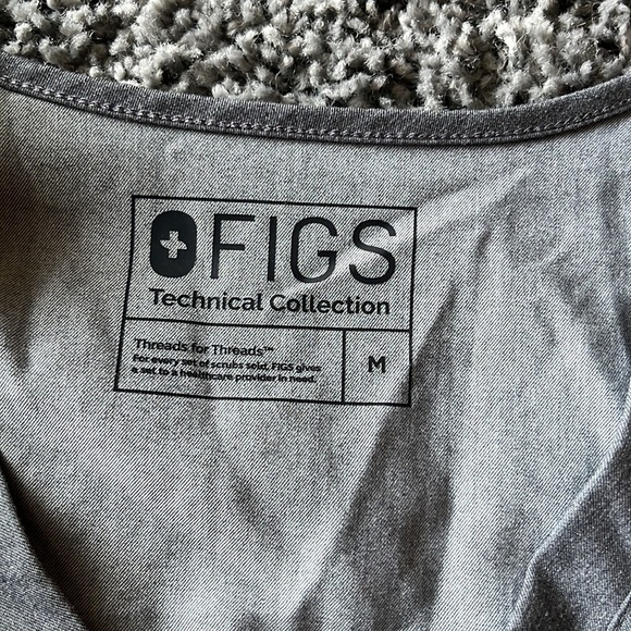 FIGS Casma™ Three-Pocket Scrub Top size Medium - Picture 3 of 5